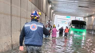 pasajeros siendo rescatados Río Churubusco