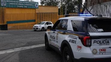 A su llegada a la Rectoría de la UNAM, los estudiantes colocaron flores y realizaron un homenaje en memoria de Jesús Israel