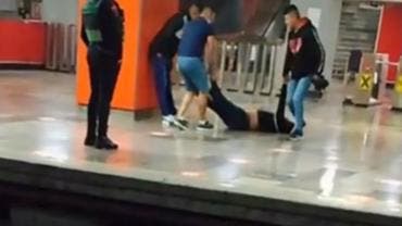 Persona en estado etílico siendo arrastrada por dos hombres dentro de las instalaciones del Metro (STC) CMDX