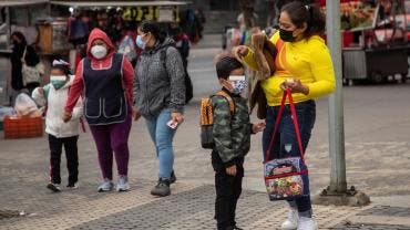 Padres de familia acompañan a sus hijos durante el regreso a clases