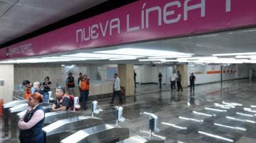 Actualmente, el servicio de la Línea 1 del Metro opera únicamente de Pantitlán a Chapultepec, con un total de 17 estaciones abiertas al público