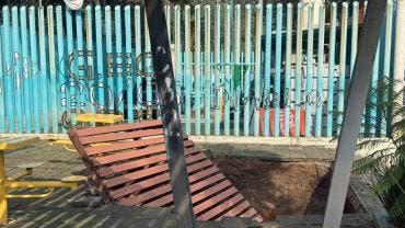 El socavón se 'tragó' mobiliario urbano