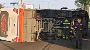Volcadura de camión de transporte público 