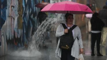 Las autoridades recomendaron a la ciudadanía retirar objetos que puedan caer de azoteas, no subir a andamios ni cornisas, evitar resguardarse bajo árboles durante la lluvia 