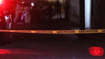 Los policías trasladaron al herido en una patrulla a un hospital, donde fue diagnosticado con lesión por proyectil de arma de fuego.