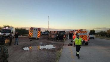 Autobús de pasajeros vuelca en la carretera Hermosillo-Guaymas