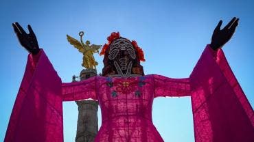 Catrinas y catrines desfilaron con rostros decorados y atuendos elaborados, acompañados por patinadores, bailarines y músicos