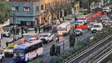 Paramédicos de Protección Civil atendieron al uniformado, quien posteriormente fue trasladado a un hospital para recibir atención médica