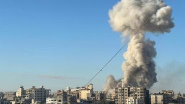 Columna de humo en Gaza tras un ataque aéreo