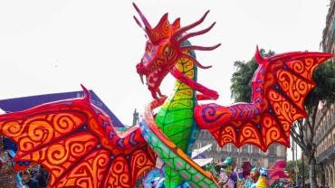 De acuerdo con la tradición, los alebrijes son seres imaginarios que combinan rasgos de animales reales y fantásticos