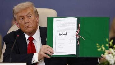 Donald Trump firma acuerdo de paz
