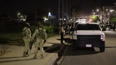 Ejército mexicano vigilan la zona donde se registró un ataque con explosivos