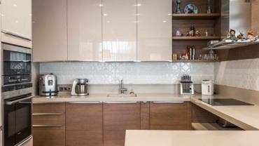 Cocina moderna equipada con electrodomésticos eficientes y de diseño elegante.