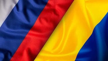 Bandera de Ucrania y Rusia simbolizando el conflicto marítimo entre ambos países.