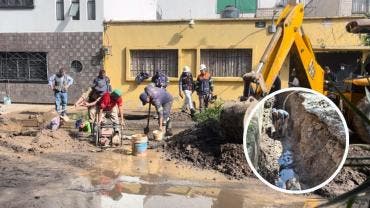 Las maniobras incluyen el reemplazo del tramo dañado de la tubería y la limpieza del área afectada para evitar daños en vialidades y domicilios cercanos.