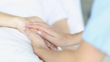 Médico tomando la mano de un paciente