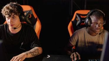 Dos gamers jugando en línea en equipo, demostrando coordinación y estilo de juego sincronizado.