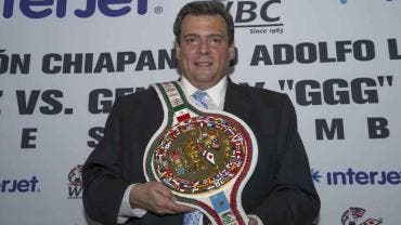 Mauricio Sulaimán, presidente del Consejo Mundial de Boxeo, durante una conferencia sobre posibles peleas de pesos pesados.