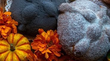 Este pan tenía un carácter votivo y se elaboraba en Europa, especialmente en Castilla, Portugal, Aragón y Sicilia, durante las festividades de Todos los Santos y Fieles Difuntos.