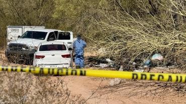 Peritos forenses investigan en una fosa clandestina