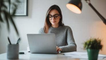 Persona usando una computadora para solicitar un préstamo en línea sin buró en México.