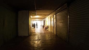 Brugada Molina destacó que se mantiene diálogo con los comerciantes que operan en los bajopuentes, quienes han sido reubicados de manera temporal durante las obras