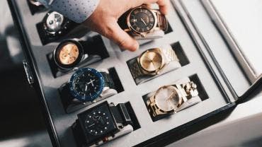 Los detenidos, un hombre de 55 años y una mujer de 42, no pudieron acreditar la legal posesión de los objetos ni explicar su relación con el robo investigado.