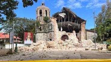 van 69 muertos terremoto Filipinas.jpg