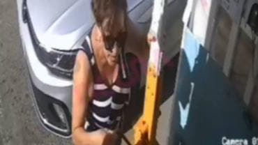 Vecina humilla a guardia 