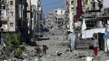Vista de una calle en la ciudad de Gaza arrasada por los ataques israelíes