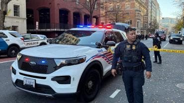 Agentes de la Policía Metropolitana de Washington DC vigilan en los alrededores de la Casa Blanca este miércoles, en Washington