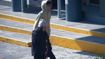 Entre las sugerencias se encuentra utilizar al menos tres capas de ropa, preferentemente de algodón o lana, así como aplicar crema hidratante para proteger la piel. 