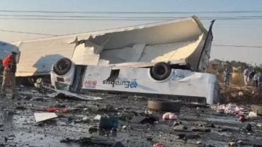 Choque entre dos tráileres provoca volcadura de una vagoneta