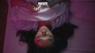 Una vez que generan confianza, los agresores normalizan conversaciones íntimas, proponen retos y, en algunos casos, buscan encuentros en persona. 