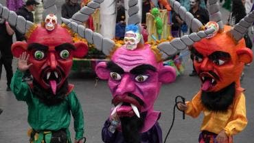 A lo largo del trayecto, la multitud disfrutó de coloridas representaciones y música, en una fiesta donde, como dicen muchos, “no se celebra la muerte, sino la vida”.
