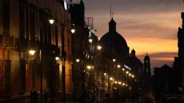 En caso de emergencia, la población puede comunicarse al 911, al 55 5658 1111 de Locatel y al 55 5683 2222 de la SGIRPC.