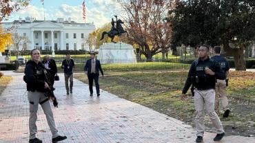 Integrantes del Servicio Secreto de los Estados Unidos custodian la entrada de la Casa Blanca 