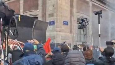 intenta CNTE tumbar vallas Zocalo CDMX.jpg