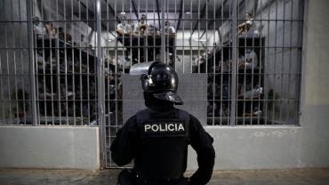 Policía custodiando una celda en el Cecot, en El Salvador