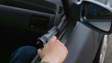 Los policías intervinieron para resguardar la integridad física del presunto implicado y efectuaron una revisión preventiva