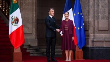 La mandataria mexicana recibió al presidente francés en el marco de su primera visita oficial de un líder europeo desde que asumió la presidencia en octubre de 2024.