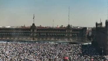 Tras el retiro de la cerca, personas que avanzaban en la marcha celebraron la acción, mientras que otros señalaron que podría tratarse de una estrategia gubernamental para desacreditar al contingente