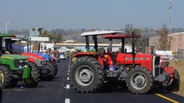 Tractores de agricultores bloquean la carretera que comunica de León a Aguascalientes en León