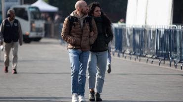 También se exhortó a evitar cambios bruscos de temperatura, ingerir abundante agua, y consumir frutas y verduras ricas en vitaminas A y C para fortalecer el sistema inmunológico.