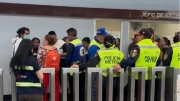 caen personas escaleras Metro Ciudad Deportiva.jpg