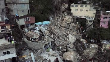 La secretaria de Desarrollo Agrario, Territorial y Urbano, Edna Elena Vega Rangel, explicó que el derrumbe obligó a buscar alternativas seguras para más de 350 familias 