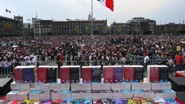 entrega Sheinbaum libros Zocalo CDMX.jpg