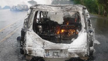 Explosión de un vehículo frente a la Policía Comunitaria en Coahuayana, Michoacán