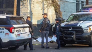 De acuerdo con las indagatorias, un hombre de aproximadamente 35 años de edad fue hallado sin vida, con golpes contusos, en el cruce de las calles Oyamel y Azhares.