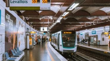 hombre hiere a tres mujeres con un cuchillo en el metro de París